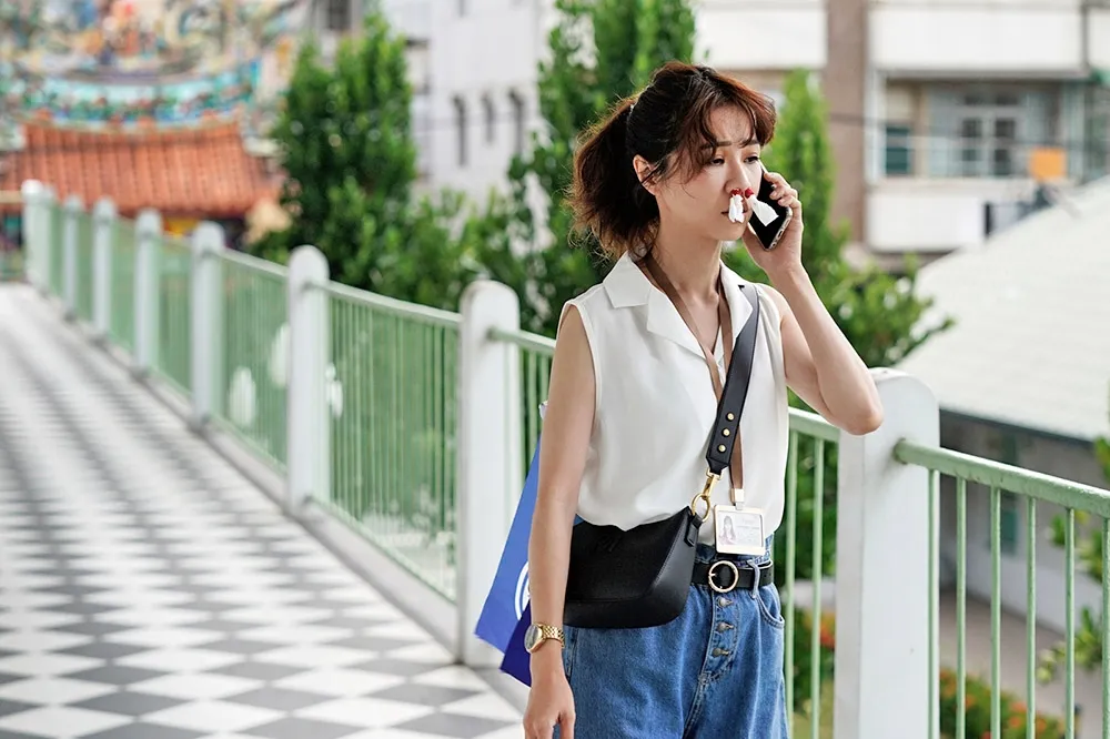 【嘉玲回來了！】謝盈萱《俗女2》與藍葦華撒糖接吻　笑稱「我們比較適合逞兇鬥狠」