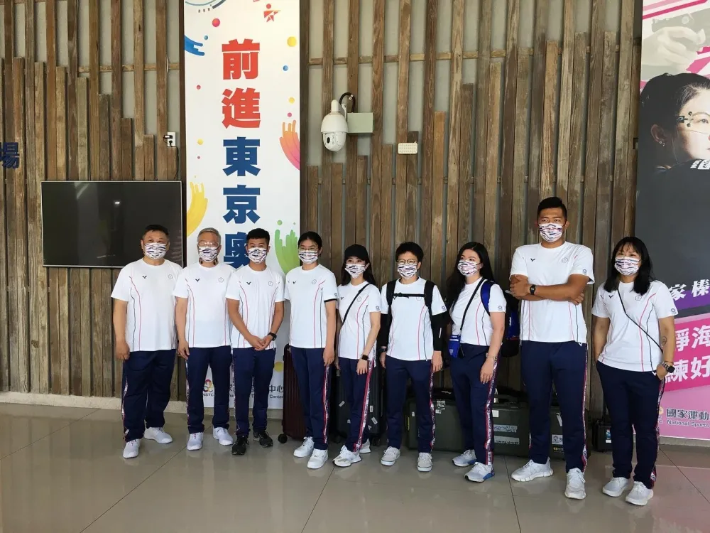 台灣選手抵達東京　日本學生持台日國旗歡迎
