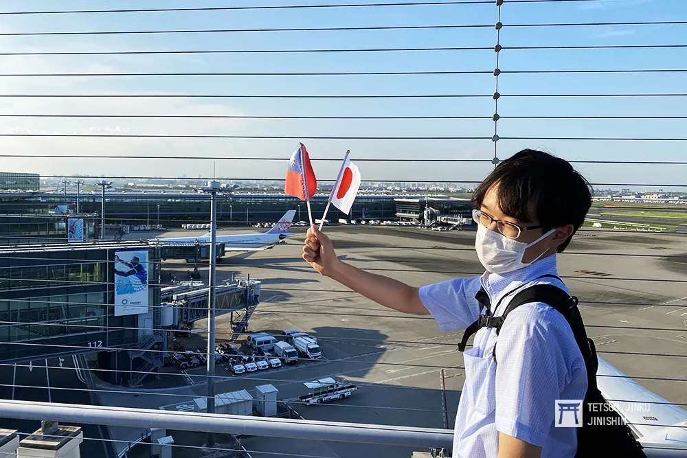 東京奧運台灣代表隊抵日！謝長廷接機、日本學生持台日國旗歡迎