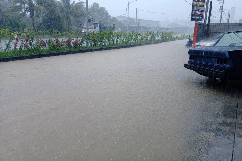 【有圖】烟花颱風襲台前夕8縣市發豪大雨特報　高雄達2級淹水警戒
