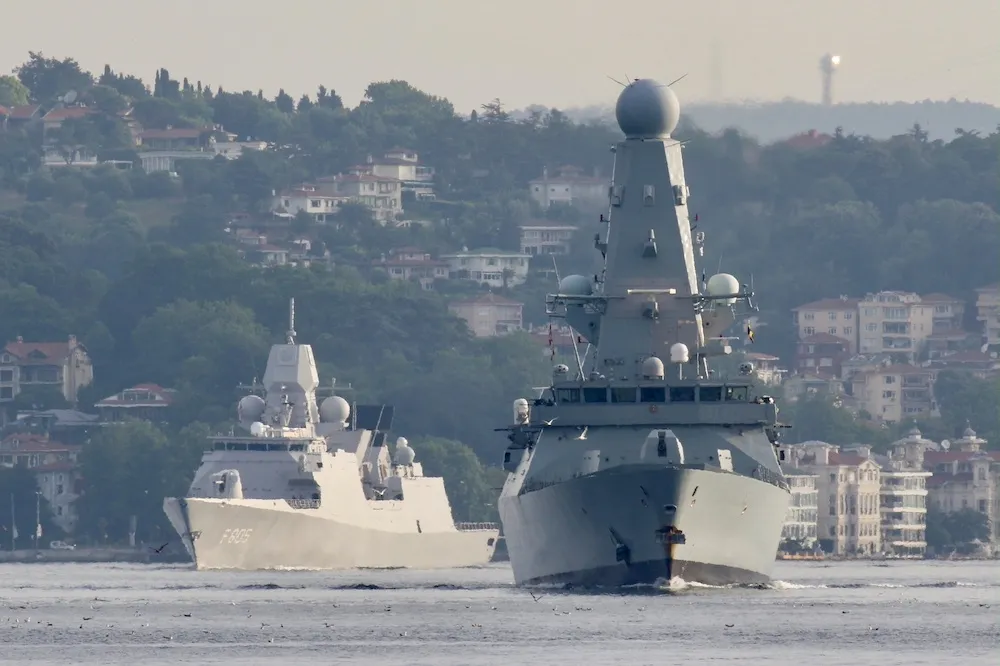 英日防長劍指中國達成協議　兩艘英國軍艦將永久部署印太地區