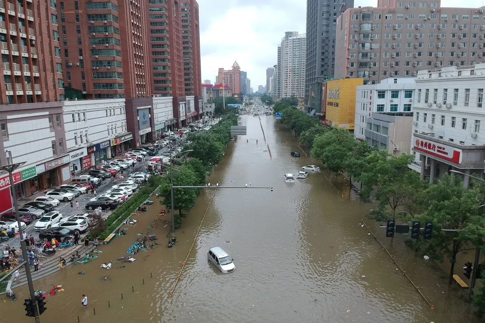 河南鄭州強降雨破歷史紀錄　10萬人迫遷、25人死於洪災