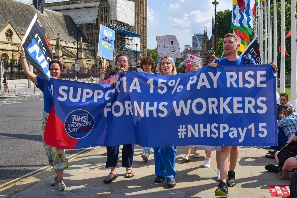 英國醫護上街抗議　薪資停滯多年、為疫情付出後政府只調漲3%