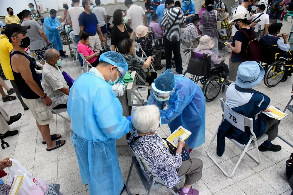 降級別趴趴走！長者染疫死亡達611人　逾75歲重症率破5成