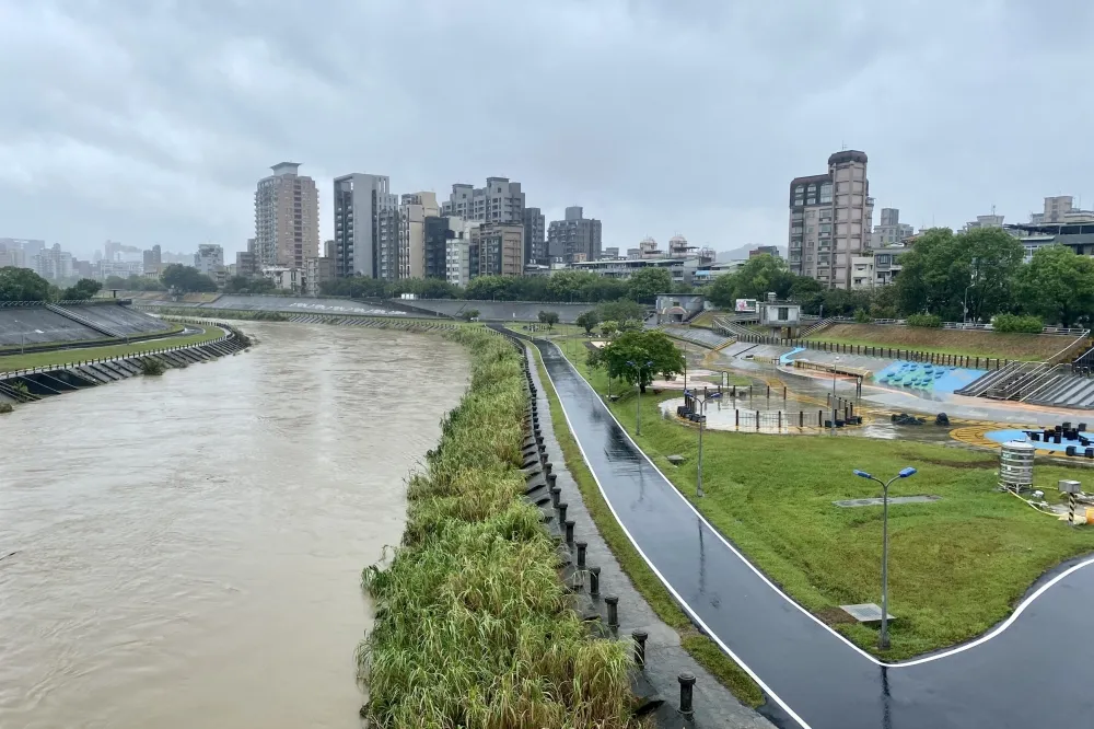 中颱烟花雨彈狂炸12縣市豪大雨特報　最快11點半解除海上警報