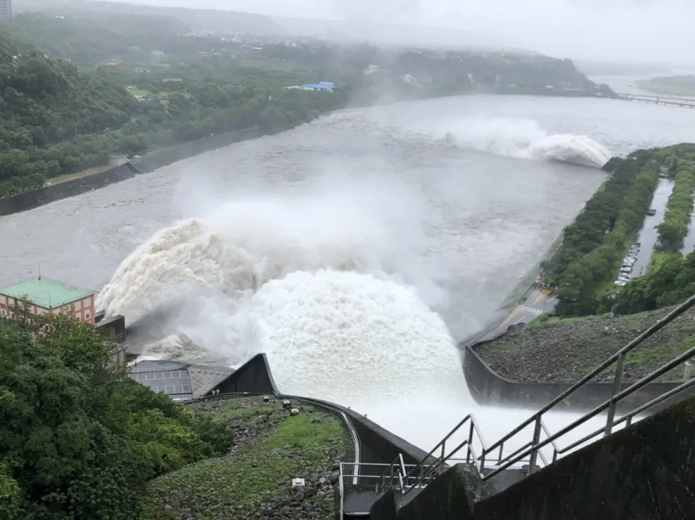 【有圖】烟花颱風助攻　睽違2年石門水庫洩洪氣勢震撼