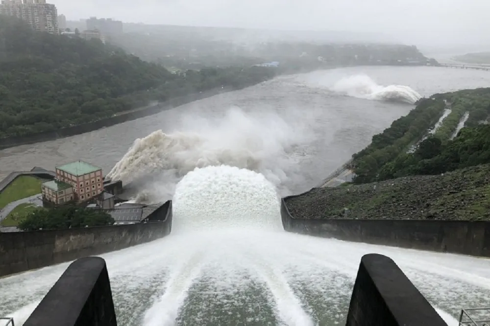石門水庫洩洪了半座水庫　德基水庫1夜蓄水量進帳266萬噸