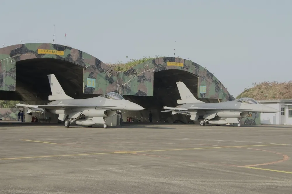 空軍後勤維修差點開天窗　面臨F-16構改升級、疫情缺料及台海戰巡倍增壓力