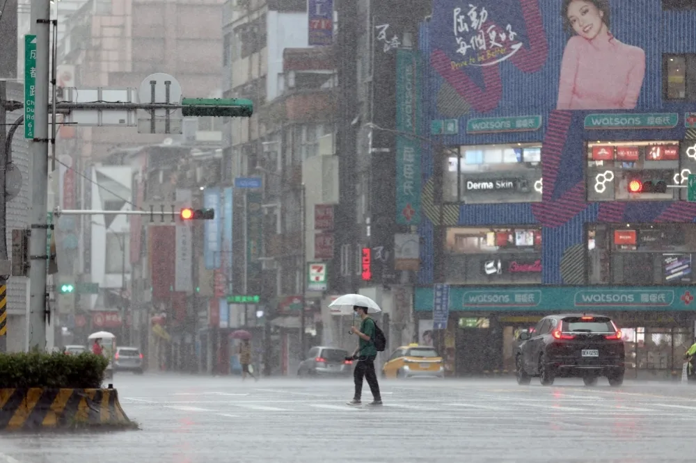 又有「颱風窩」靠近台灣　南部大雨恐狂炸一周