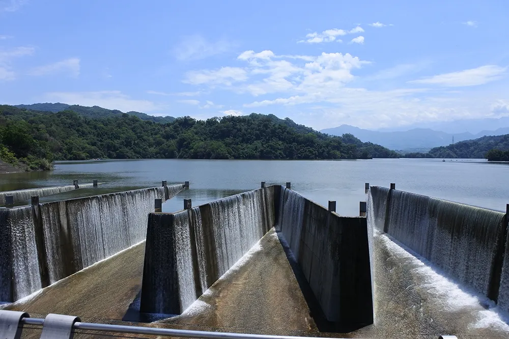蓄水0.9%→滿水位　睽違678天鯉魚潭水庫「鋸齒堰」溢流美景曝光
