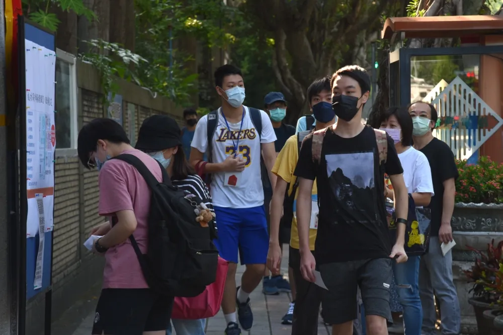 大學指考今開跑採最嚴防疫規範　物理題活潑悠遊卡感應也入題
