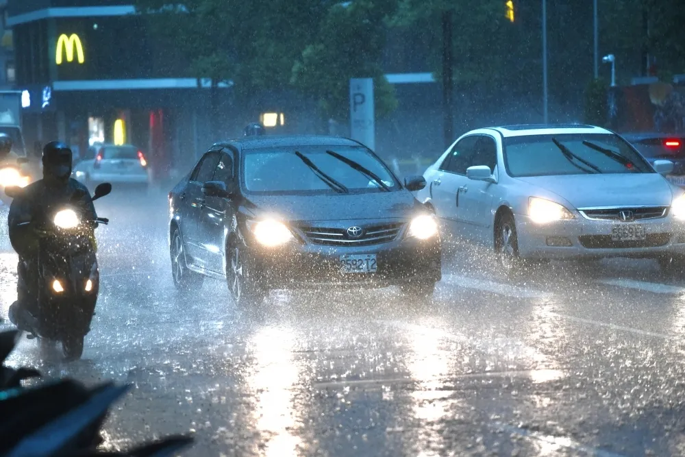 午後雷陣雨來襲！13縣市發大雨特報　北部和東部嚴防高溫