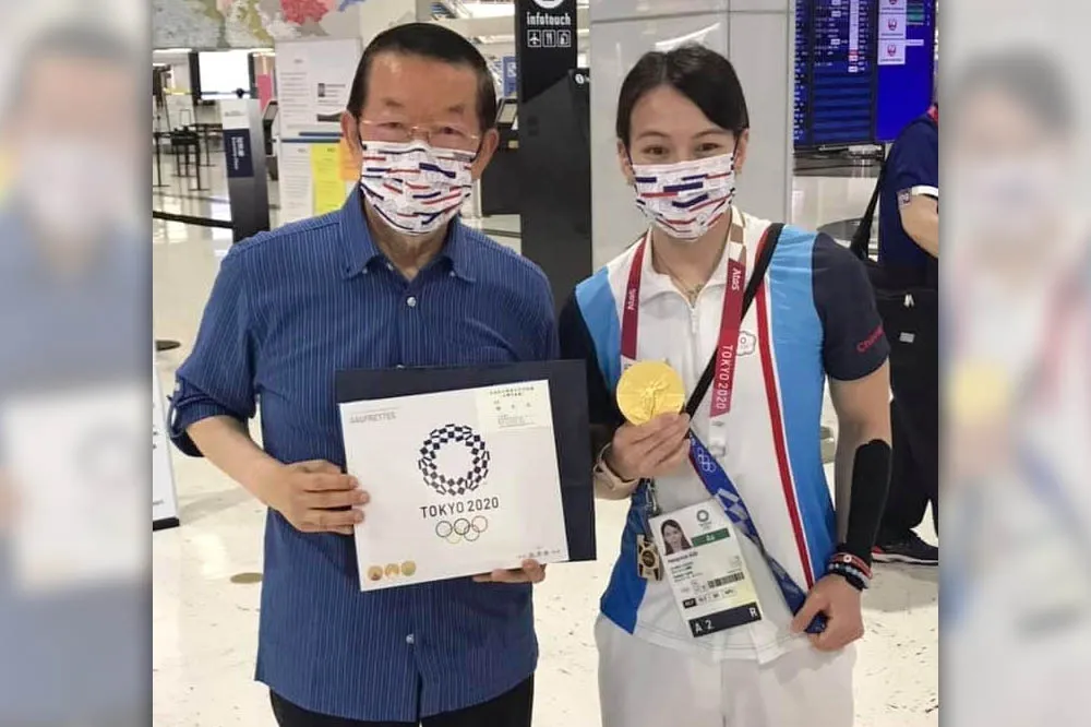 【東奧凱旋返台】謝長廷臉書貼送機照　郭婞淳包緊緊也被認出