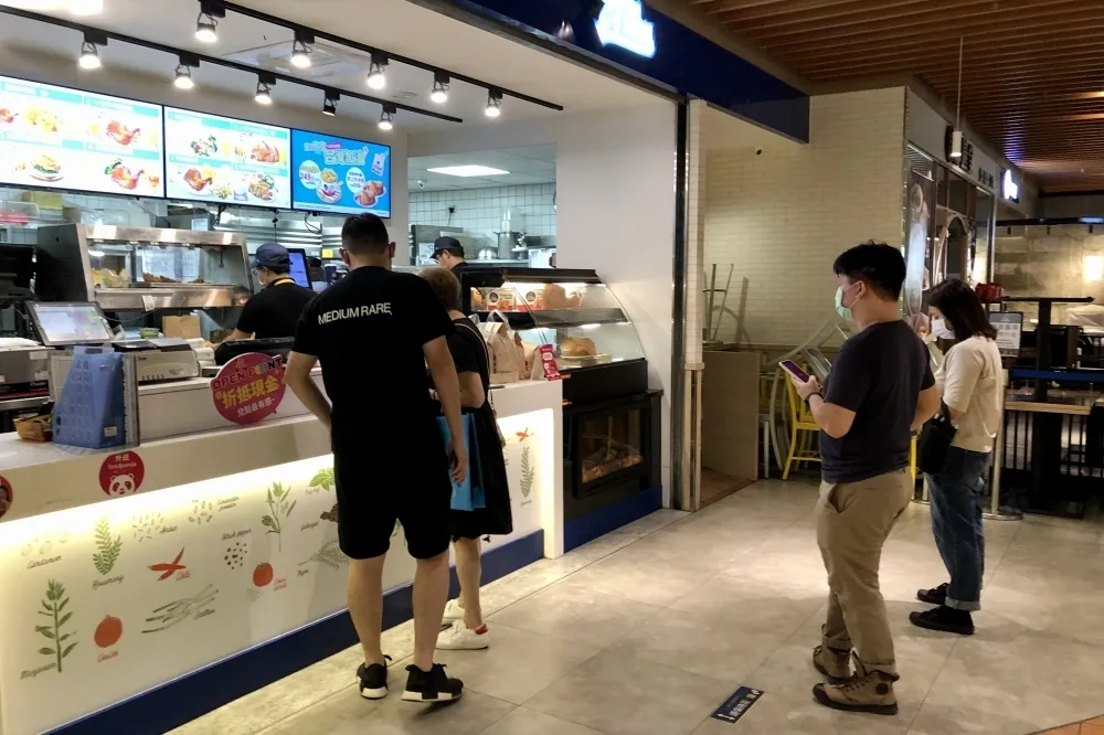 北市餐飲內用遲不公布惹怨　柯文哲喊緩緩：最快8/3開放