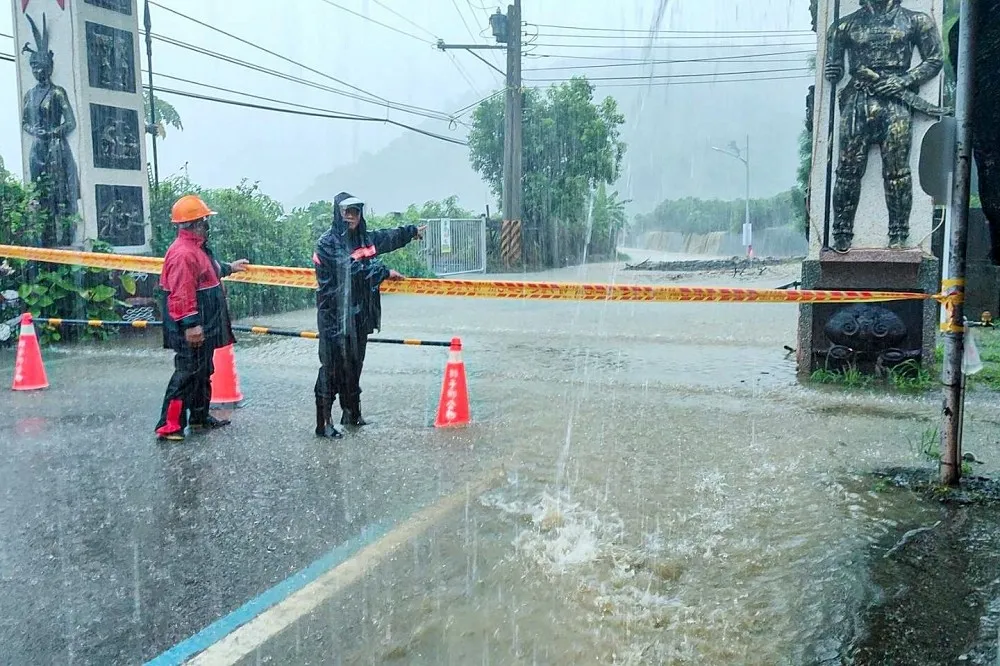 豪雨轟炸南台！　台南封橋、屏東慘淹、高雄35條土石流紅色警戒