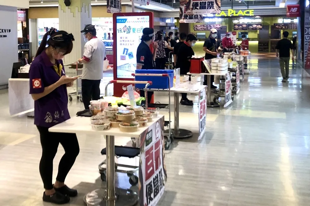 雙北8/3開放餐廳內用！顧客、員工若中鏢　停業3天+11天限外帶