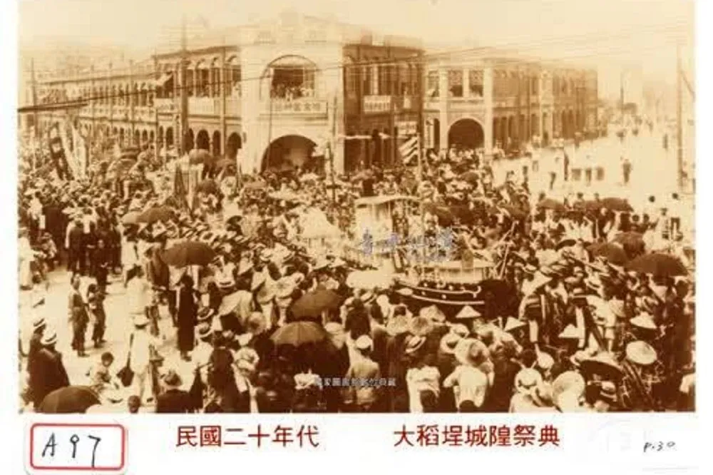 來迪化街必訪的 7 個景點！探索十連棟、霞海城隍廟、光泉牛乳立牌等古蹟背後的故事