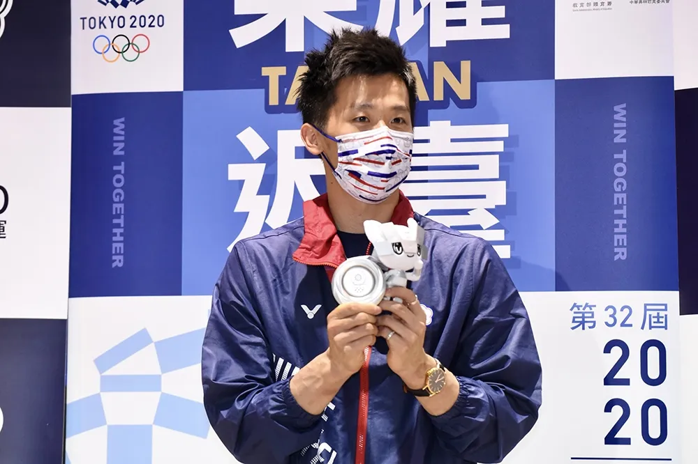 隔離中的鞍馬王子李智凱不寂寞　防疫旅館滿滿食物笑問「7天會多幾公斤」