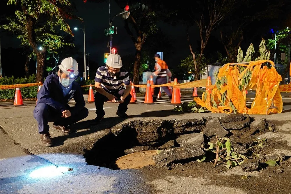 高雄凱旋路出現「天坑」原因曝光　市府漏夜搶修恢復通車