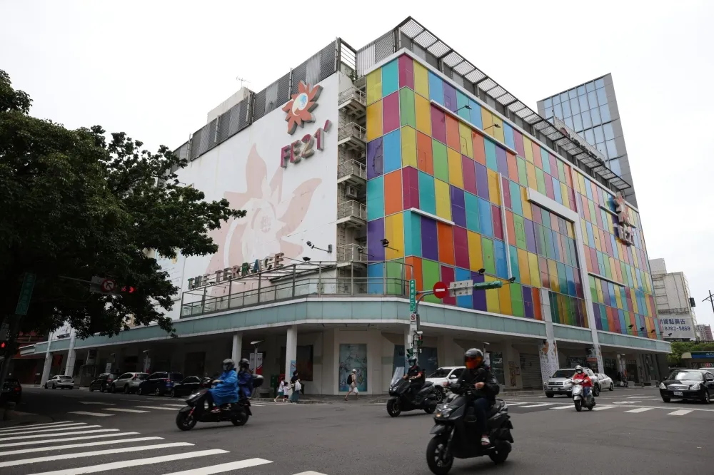 板橋遠百櫃姐中鏢！521員工全採陰　籲血拼民眾速篩檢