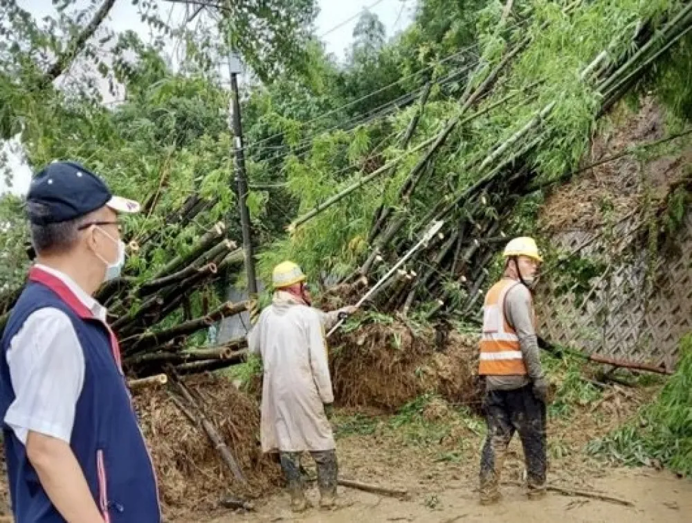左鎮山坡竹林滑落交通單線中斷　黃偉哲指示全力搶修3小時恢復通車