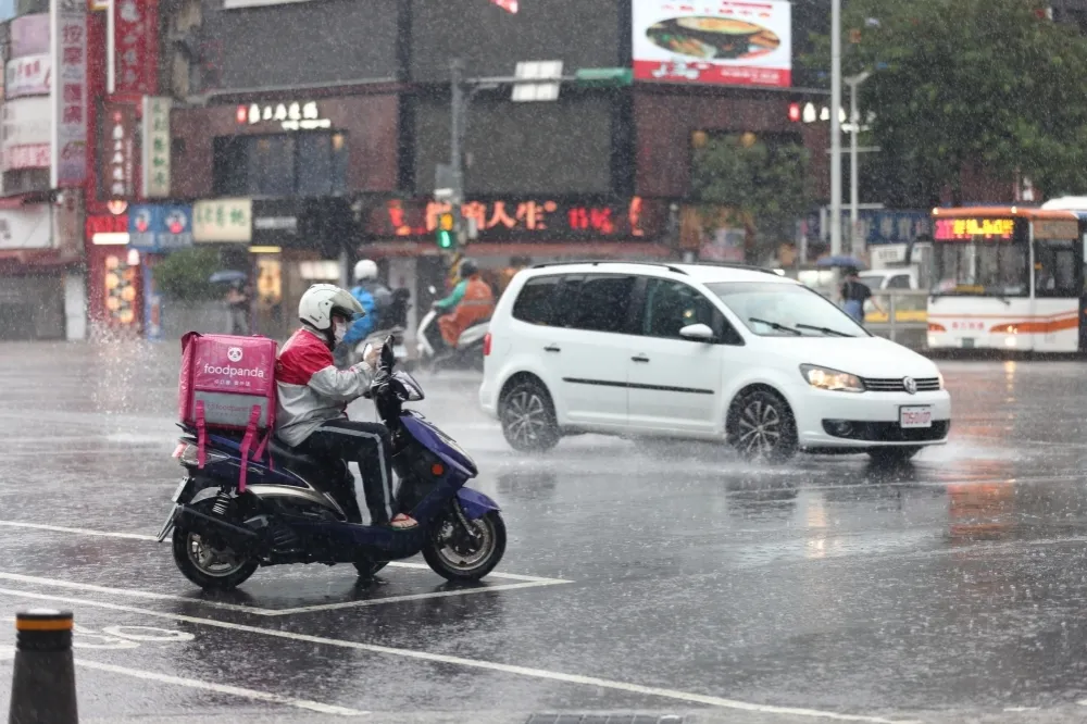 輕颱盧碧未遠離台灣罕見「回馬槍」　周末是關鍵西半部嚴防積淹水