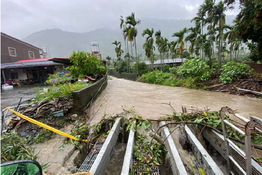 【雨彈狂炸】中南部大雨各地淹水　高雄御油山5天累積雨量超過1065毫米