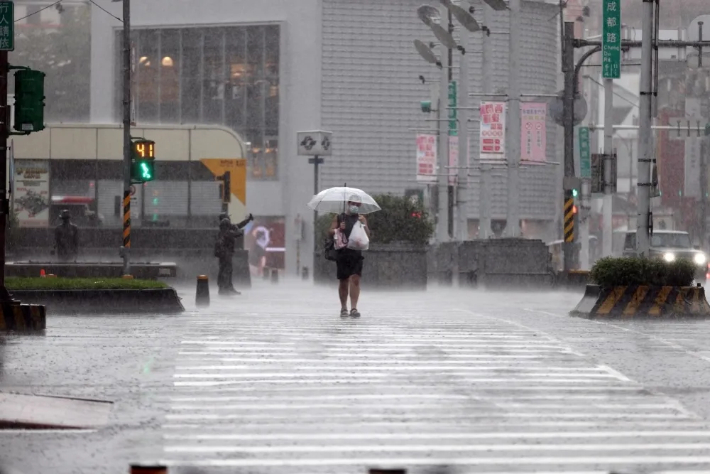 豪大雨狂瀉雨量達標　嘉南高屏5縣市7日停班停課  