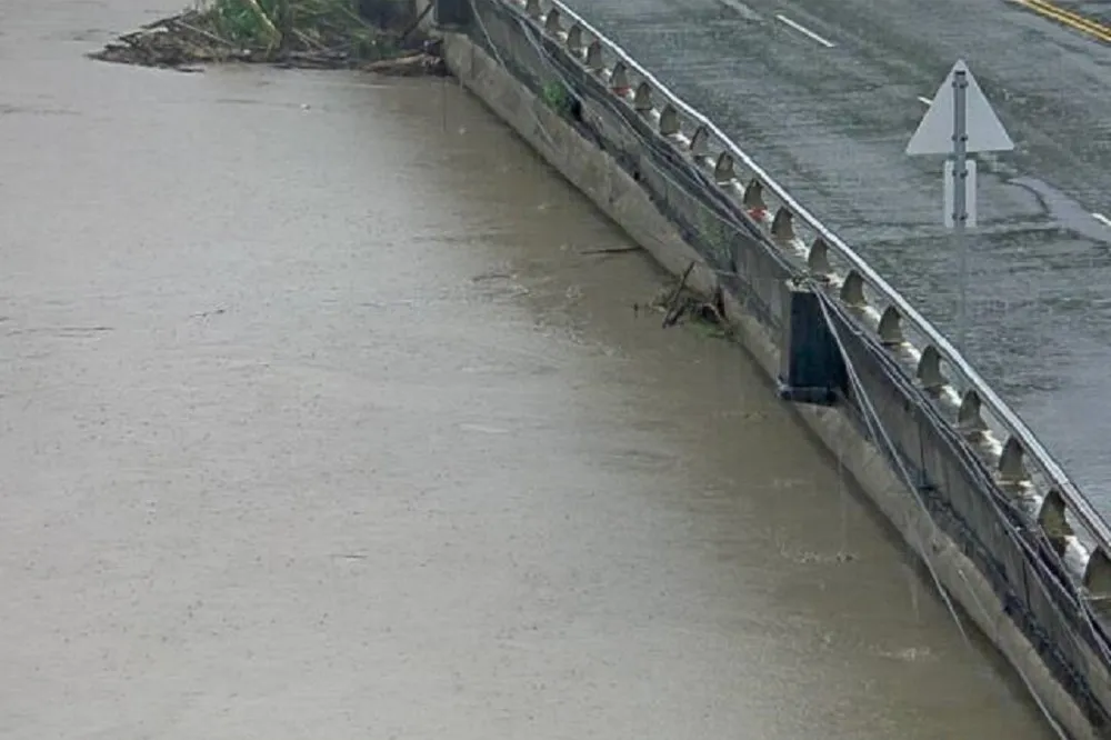 【快訊】雨彈狂炸全台　高屏發布淹水警戒、全台14水庫急放流