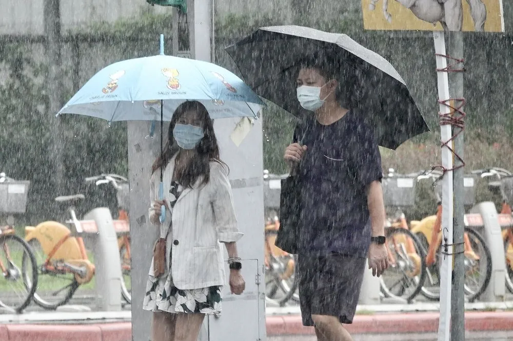 輕颱「盧碧」轉熱帶低氣壓登陸竹苗　雨彈狂攻各地時雨量狂飆