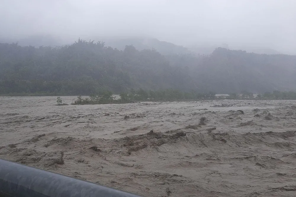 暴雨狂襲高雄釀道路坍方、溪水暴漲　里長「八八風災後沒見過」