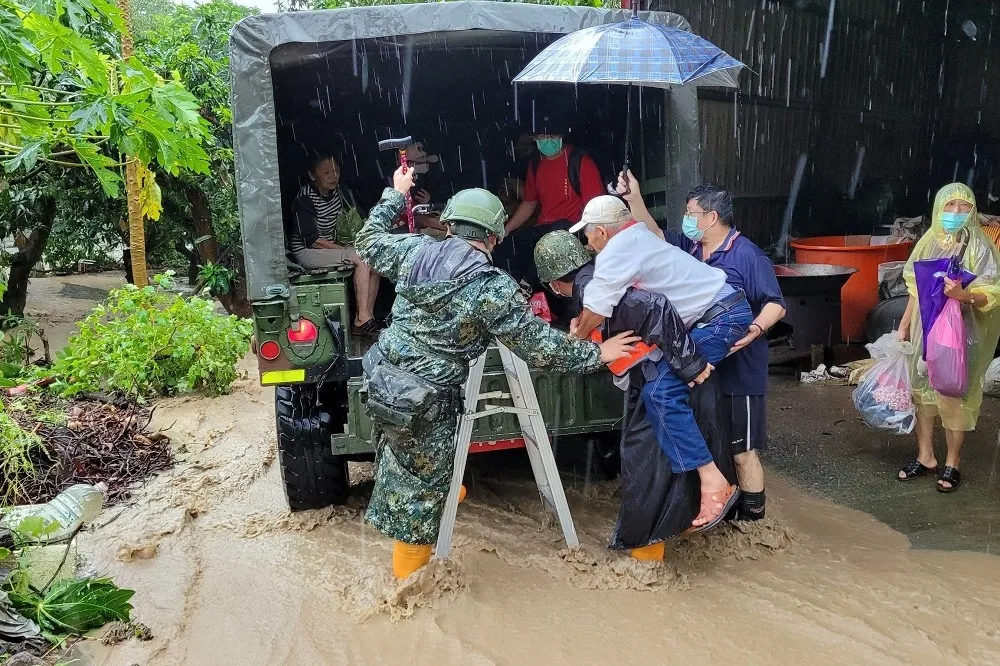 【盧碧回魂】雨彈爆擊美濃、那瑪夏　海陸兩棲偵搜大隊、八軍團挺進救災