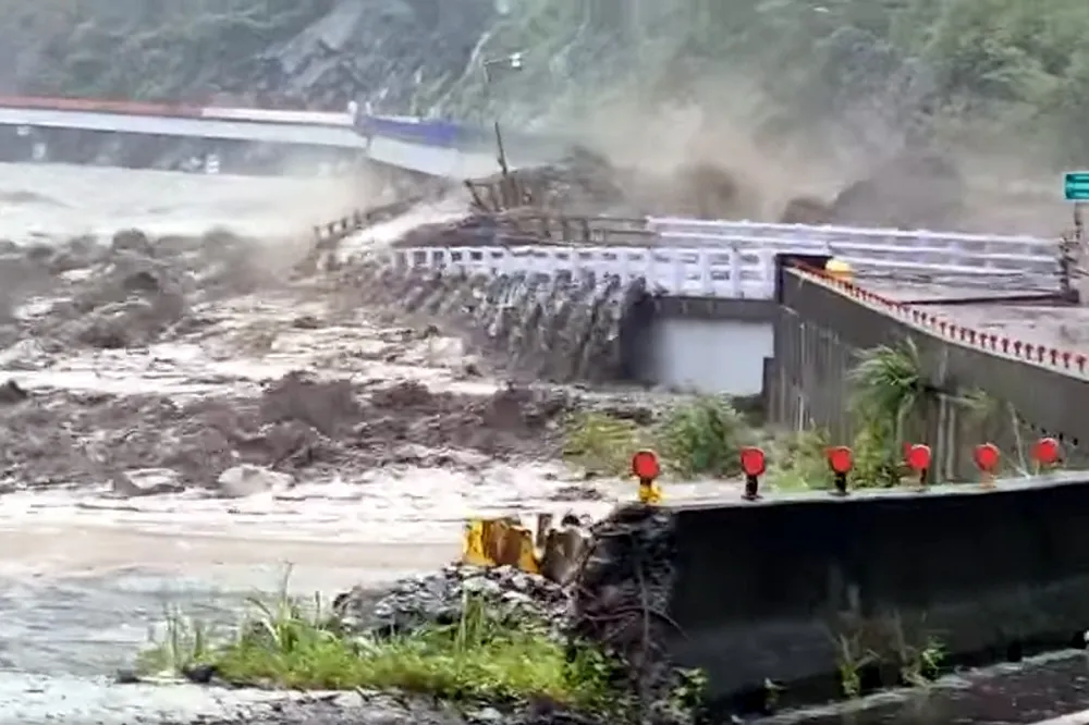 【盧碧回魂】南橫明霸克露橋遭洪水暴衝「腰斬」　22秒驚悚畫面曝光