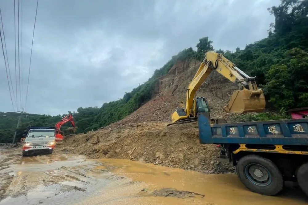 盧碧挾暴雨虐屏東！恆春泥流狂滾　三地門大橋驚現裂縫