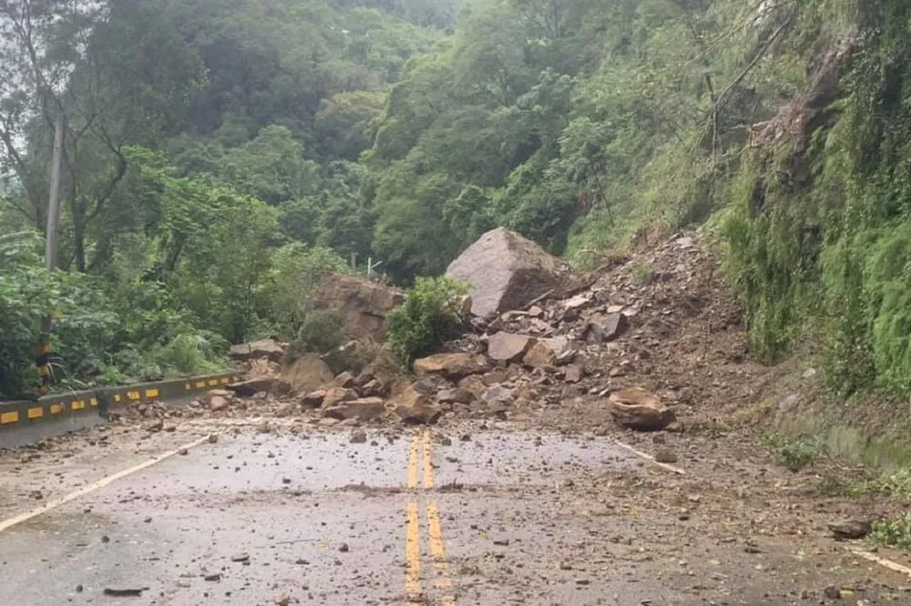 盧碧暴雨狂襲！苗栗泰安落石泥流阻路　象鼻部落緊急疏散避難