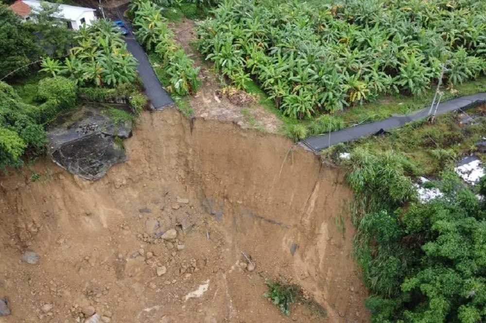 【盧碧暴雨淪孤島】一早醒來路不見了！　國姓鄉村民家門前變70米斷崖