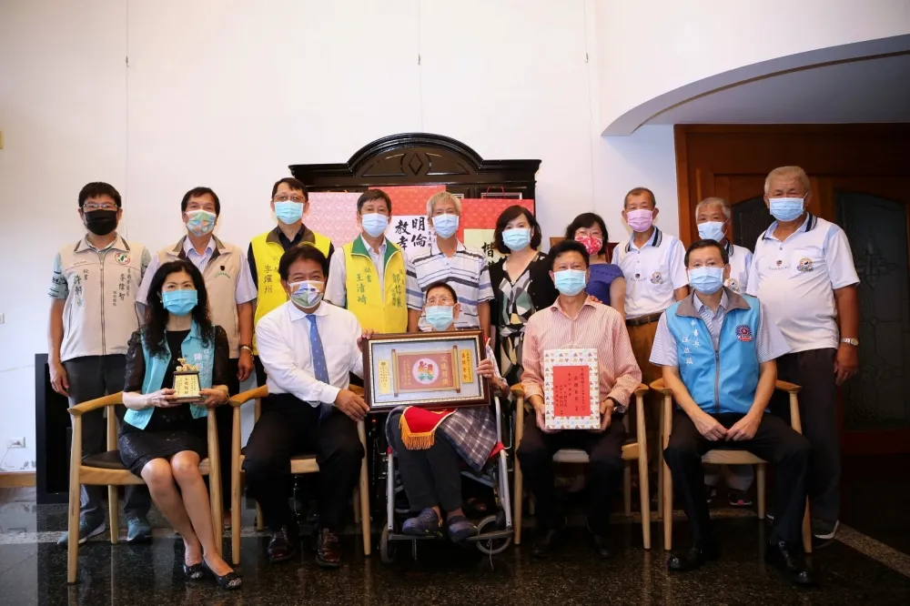 祝福爸爸們身體健康      台南議長郭信良表揚模範父親
