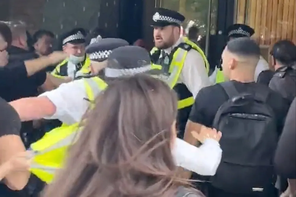英國反疫苗示威者抗議BBC報導不公　卻搞錯地點硬闖舊總部大樓