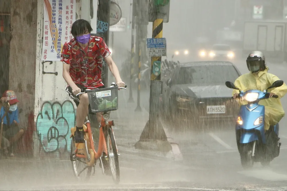 午後雷雨狂瀉中、彰國家警報響起　全台19縣市發大雨特報　
