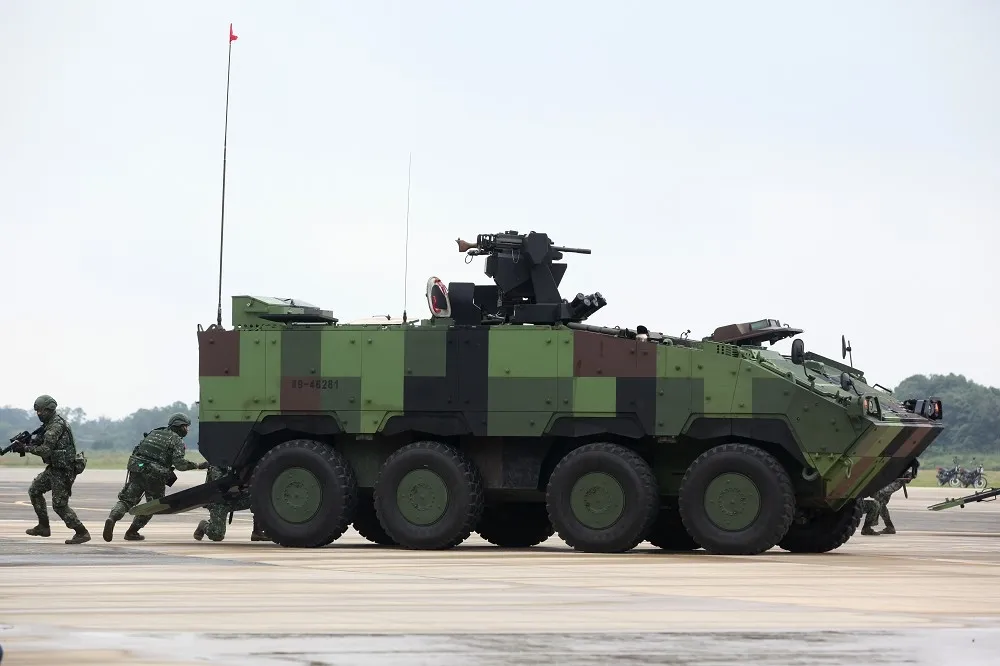 雲豹甲車屏東受訓困溪床　陸軍六軍團：人車均安