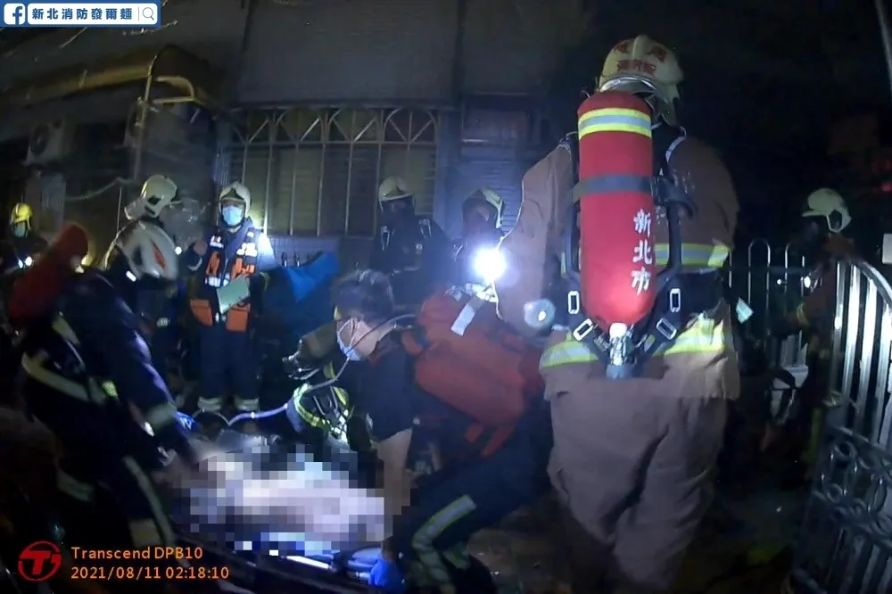 【快訊】三峽暗夜大火一家7口3死4命危　客廳設靈堂疑為釀禍主因