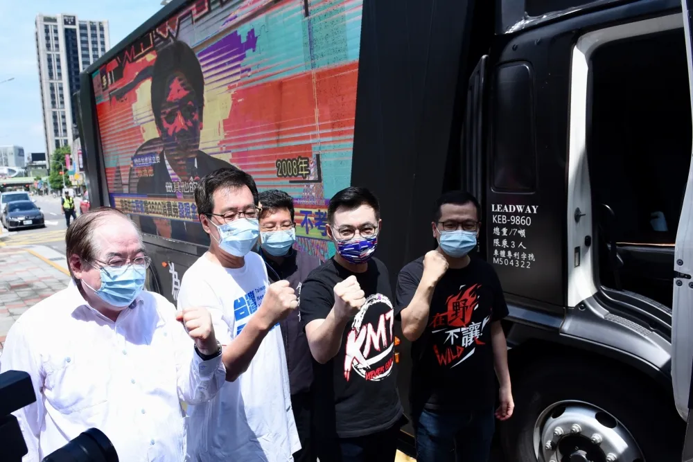 【轟蔡政府怠惰】國民黨喊「發現金要疫苗」　出動戰車繞政院