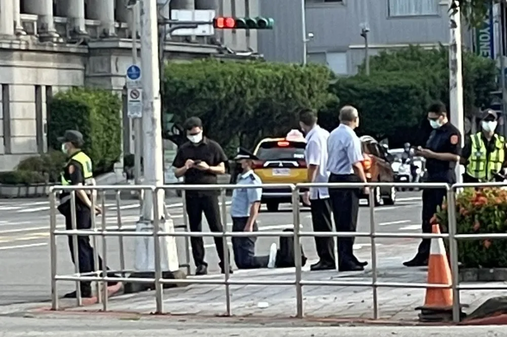 【快訊】少校跑到總統府下跪懲處結果出爐　記一大過14萬獎金飛了