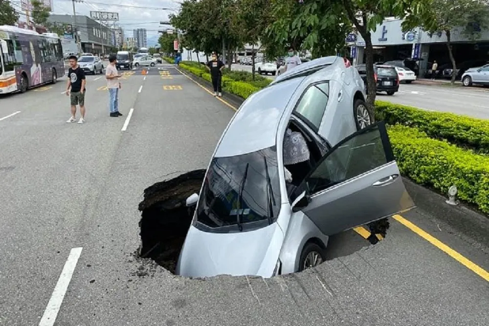 馬路吞車！台中文心南路驚現巨大天坑　轎車直接栽進坑裡