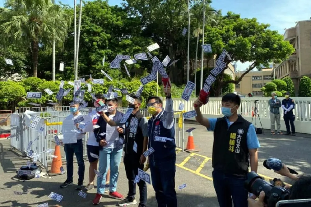 「戰鬥藍」青年衝政院反五倍券　撒假鈔喊直接發錢