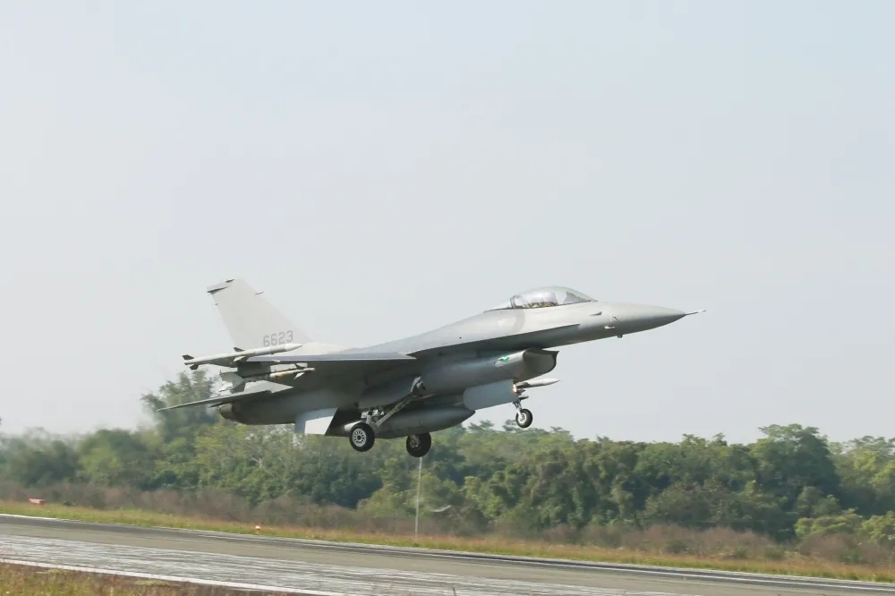 F-16V飛到一半座艙「脫罩」變敞篷機　飛官遭停飛調查