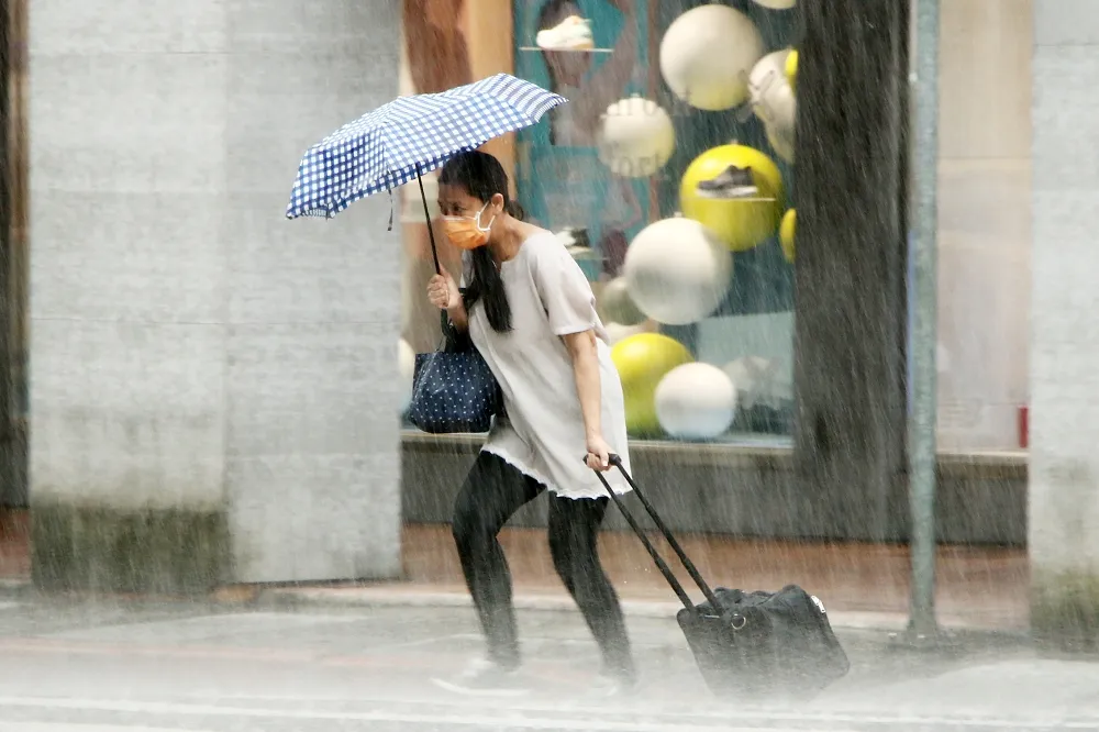 【下班注意】午後雷陣雨來了　氣象局發布16縣市豪大雨特報