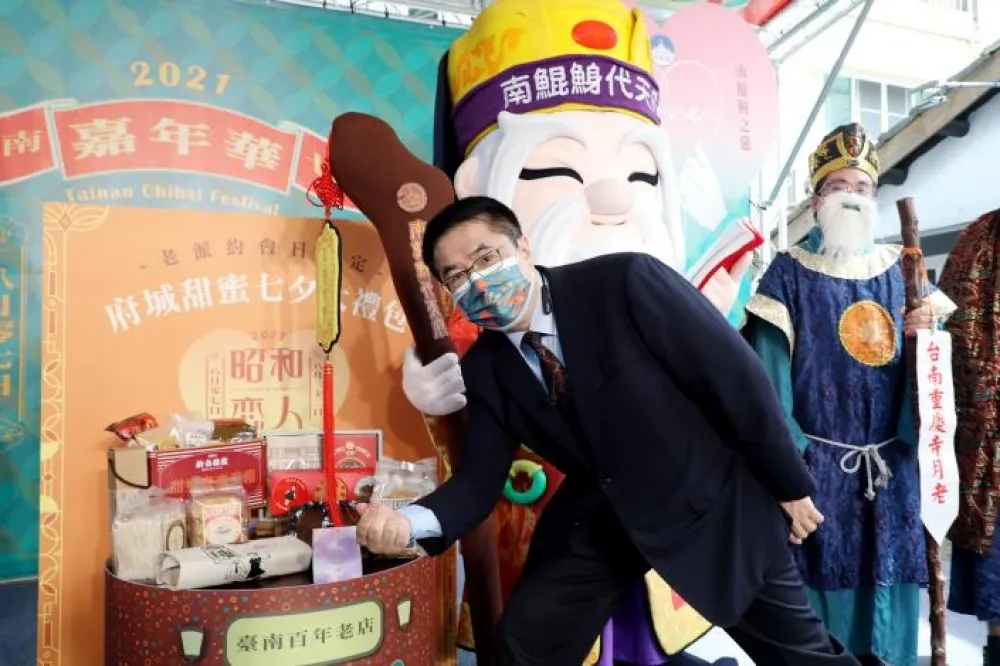 臺南七夕嘉年華老派約會日 黃偉哲穿西裝給老婆看