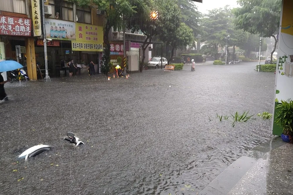 【快訊】新北永和雨彈炸不停　「才下半小時就淹到膝蓋」