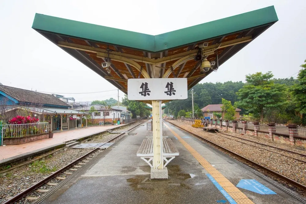 邊坡土石流達70公尺　台鐵集集站到車埕站斷線無法通行